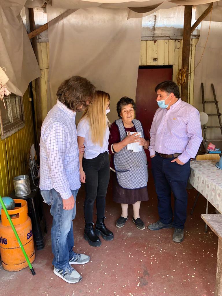 cataolavarria's tweet photo. ¡Sábado en terreno! Casa a casa, vecino a vecino 👏🏻 Junto a @mario_olavarria y @joseagustinolav dejando los pies en la calle. #TúSíMeImportas #AA62 https://t.co/3XGI8O6BmT
