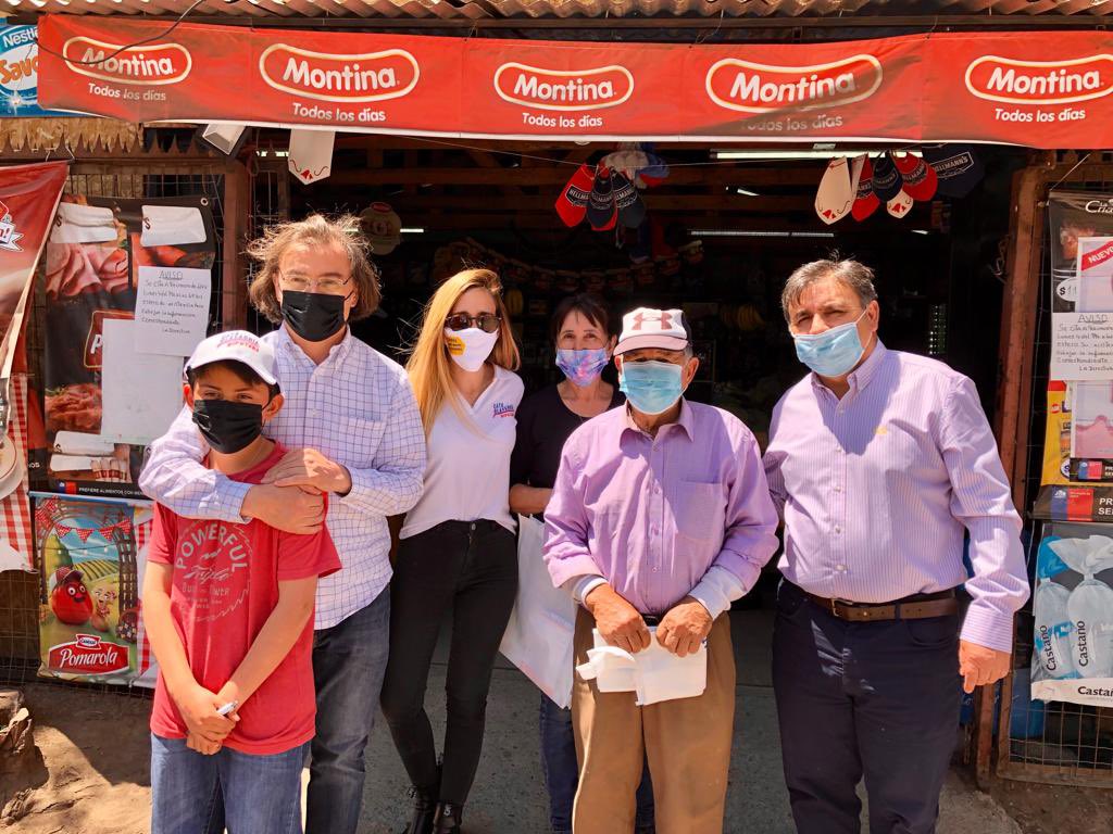 cataolavarria's tweet photo. ¡Sábado en terreno! Casa a casa, vecino a vecino 👏🏻 Junto a @mario_olavarria y @joseagustinolav dejando los pies en la calle. #TúSíMeImportas #AA62 https://t.co/3XGI8O6BmT