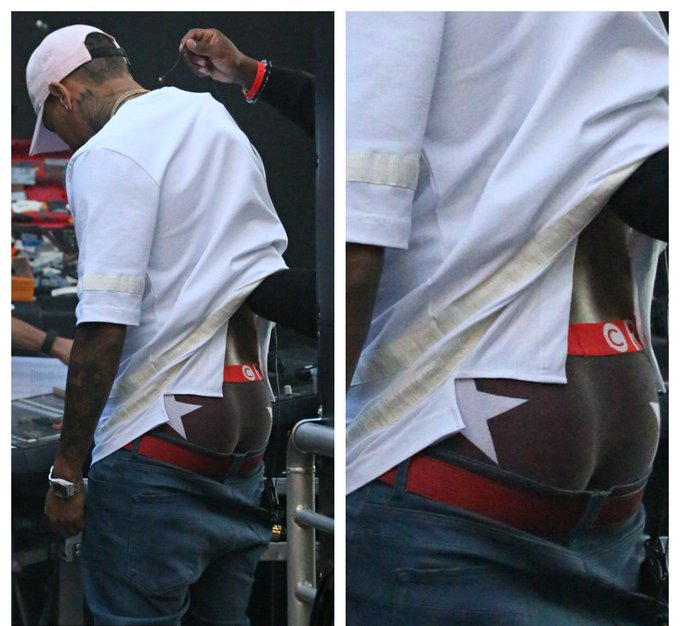 Chris Brown fat booty ?? #ChrisBrown #booty #asscheeksout https://t.co/WQpc4VEsdh