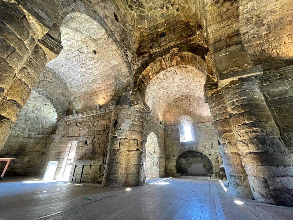 AntJimC's tweet photo. Mi asombro x descubrir la Iglesia de #SantaMariadeMelque una construcción de origen Visigodo con más de 1300 años de antigüedad. El pensar que en esas mismas piedras hemos coincidido en el espacio pero no en el tiempo con su constructor, admirando su belleza, reconforta... https://t.co/gQEhTImfp8
