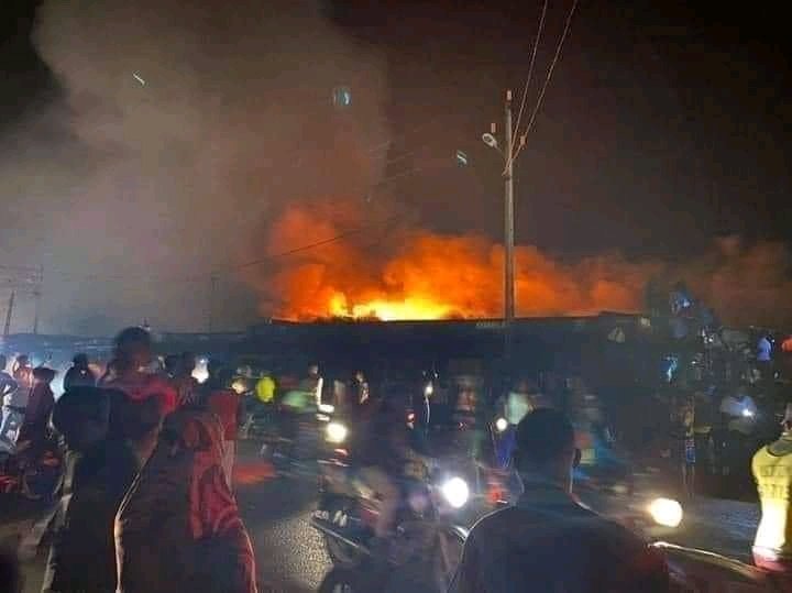 SonGokuGn's tweet photo. Le Grand marché de N'zérékoré en feu à présent.😭😭😭 https://t.co/Dgu0U8uCSP