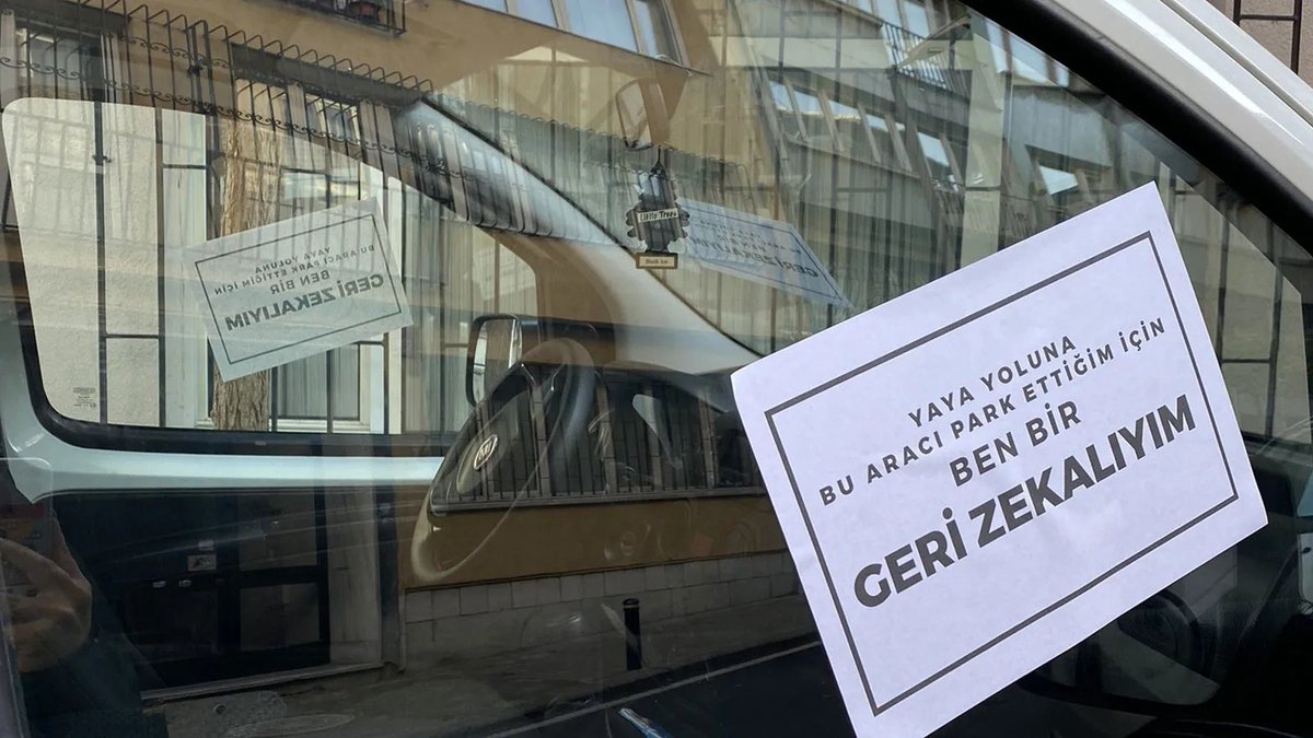 pusholder's tweet photo. İstanbul'da kaldırıma park edilen bir aracın camına bu yazılar asıldı. https://t.co/iQHJ18Tqa9