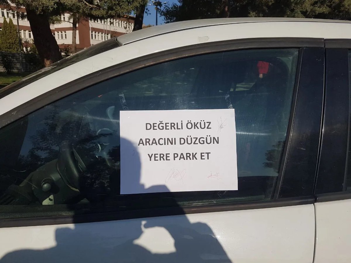 İstanbul'da kaldırıma park edilen bir aracın camına bu yazılar asıldı.
