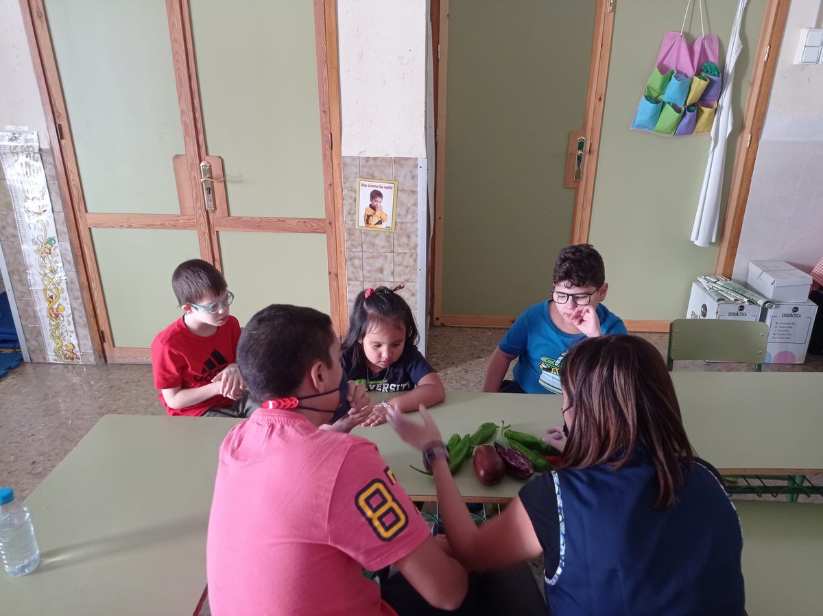 CbmSra's tweet photo. HUERTO ESCOLAR LASUNCIÓN
Y seguimos recogiendo huerta de verano, pimientos 🌶️🫑y berenjenas 🍆 esta vez le tocó al aula abierta. Los alumnos la  recogieron, trabajaron sobre ello y la maestra del aula nos ha deleitado con tres cocas de verduras 👩🏼‍🌾
 ☺️ Bon appetit! https://t.co/TBs7EQoXoH
