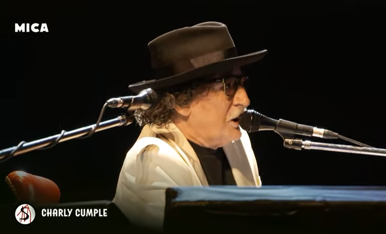 AgenciaTelam's tweet photo. 🎹  #CharlyCumple I Comenzó el tercer bloque de conciertos con Charly García en el escenario del Centro Cultural Kirchner 

📲👉 Seguí la transmisión en vivo en Télam https://t.co/8yYgfkzFcT https://t.co/7qM1kStcVT