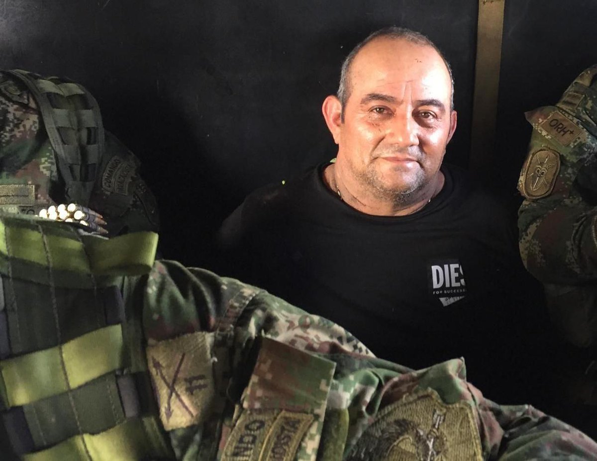 ELTIEMPO's tweet photo. 🚨 ATENCIÓN 🚨 Estas son las primeras imágenes de la captura de alias Otoniel. 

Acá le contamos más ➡️ https://t.co/g9DLnjGOWV https://t.co/lnfoRVfHoA