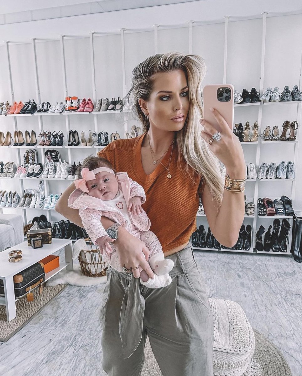 les retouches sur son visage c’est trop on dirai même plus la même personne c’est dommage pcq elle est jolie en +