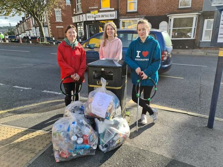 SheffLitterPick's tweet photo. "Can't has a master - its name is try." Some of our volunteer teams out today, doing what we do. #litter #teamwork https://t.co/hqdqrxwX0J