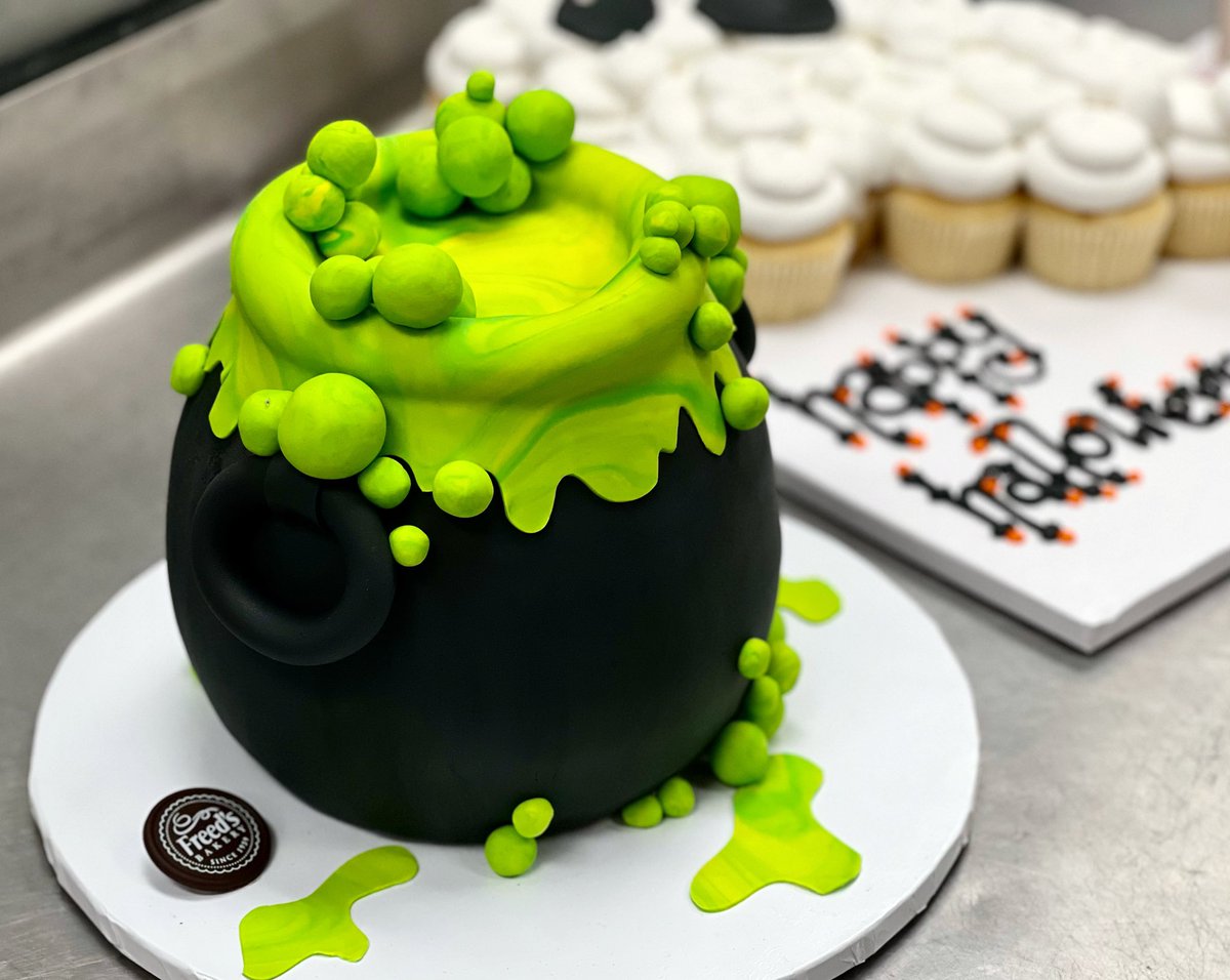 Don’t get in (toil and) trouble — preorder those #Halloween cakes! #freedsbakery