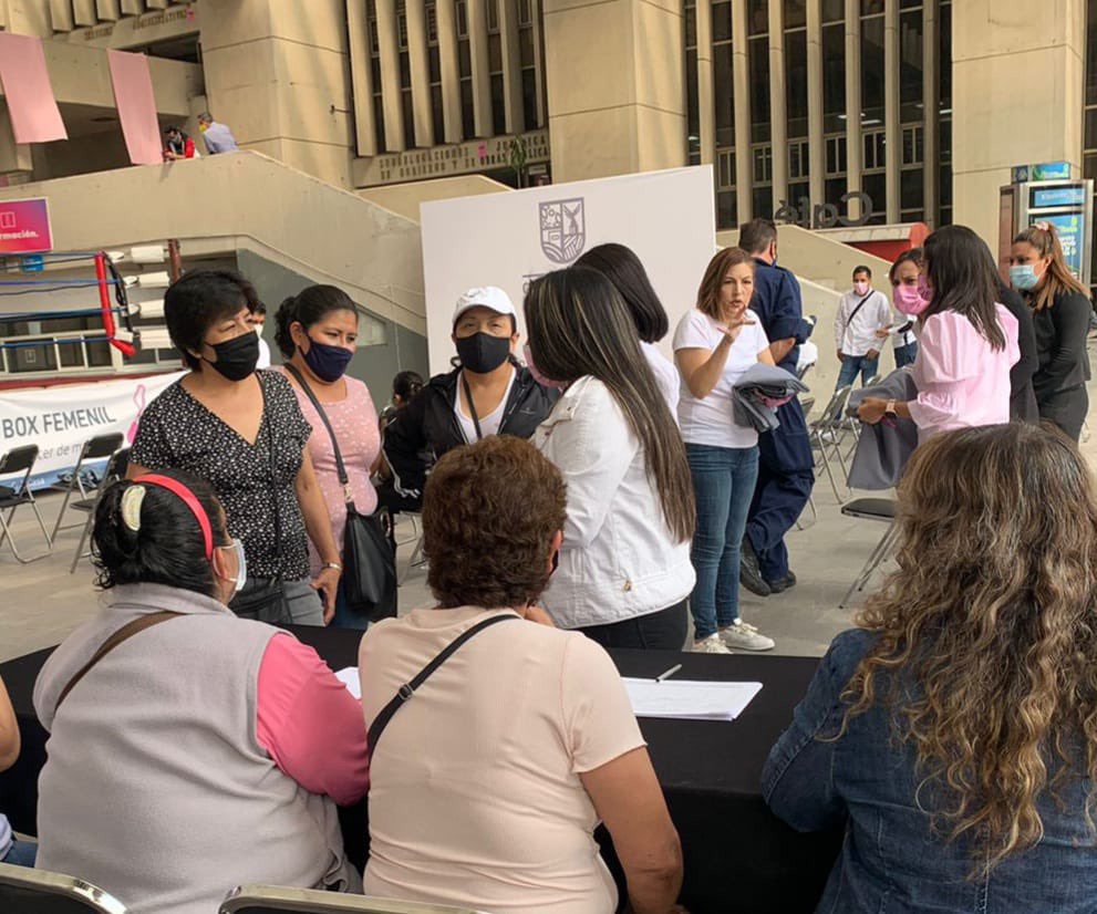 AlcCuauhtemocMx's tweet photo. La tarde de hoy el #deporte fue aliado de las mujeres al darle #knockout al #CáncerDeMama con la #Exhibición de #box femenil, participaron:
🥊 Ibeth #LaRoca Zamora
🥊Guadalupe Martínez
🥊Mary #LaExplosiva Villalobos
#CuauhtémocEsTuCasa🏠 https://t.co/Cr8sIXTuDw