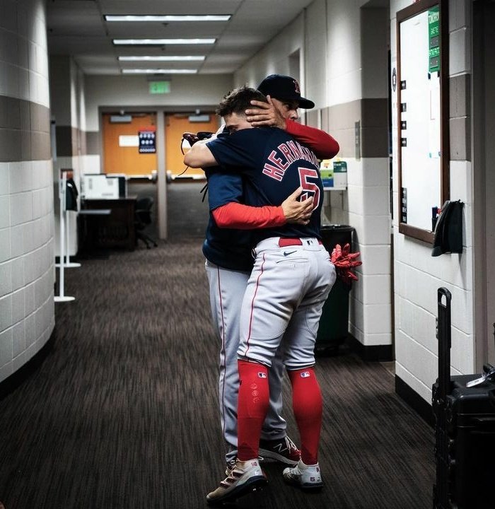 VazquezMuniz's tweet photo. ¿Cuántos de ustedes conocen a un jefe (a) que genuinamente te daría un fuerte y sincero abrazo en un momento de frustración o dolor en el trabajo?
#Cora y #Kike
📸 Billie Weiss #RedSoxNation https://t.co/s1WJz6Gjdr