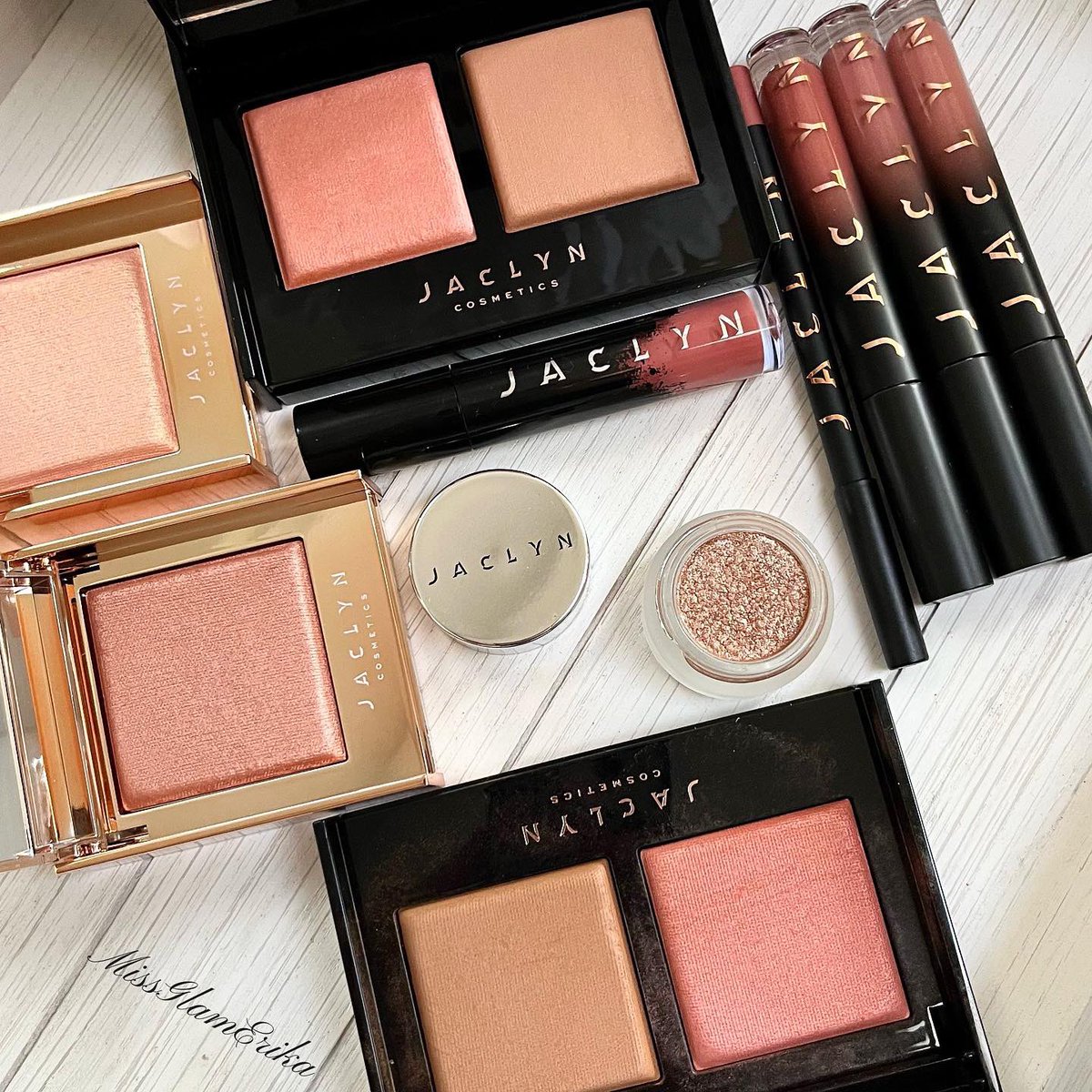 MissglamErika's tweet photo. I’m obsessed!! Just take all my money! Lmao 
@jaclyncosmetics @Jaclynhill https://t.co/mMRTcECrV0