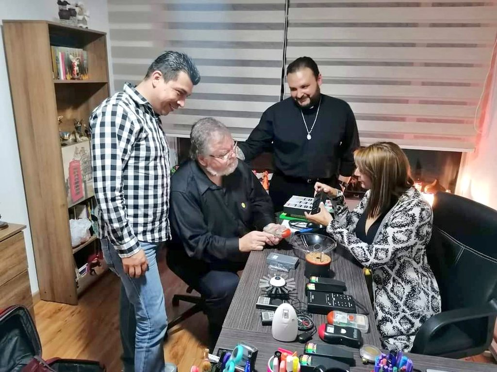 heurdek's tweet photo. El mal jamás tendrá más poder que el rayo poderoso de la luz @Alexurantia @isabelgmora me encanta verlos con @Chrismckin #WarrenFiles descendiente de Ed y Lorrain #ElConjuro Los reales rosarios con los que enfrentaron el mal @AcademiaUrantia Felicitaciones los mejores❤️🇨🇴 https://t.co/MCw3OANXhf