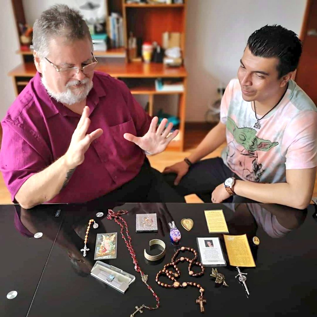 heurdek's tweet photo. El mal jamás tendrá más poder que el rayo poderoso de la luz @Alexurantia @isabelgmora me encanta verlos con @Chrismckin #WarrenFiles descendiente de Ed y Lorrain #ElConjuro Los reales rosarios con los que enfrentaron el mal @AcademiaUrantia Felicitaciones los mejores❤️🇨🇴 https://t.co/MCw3OANXhf