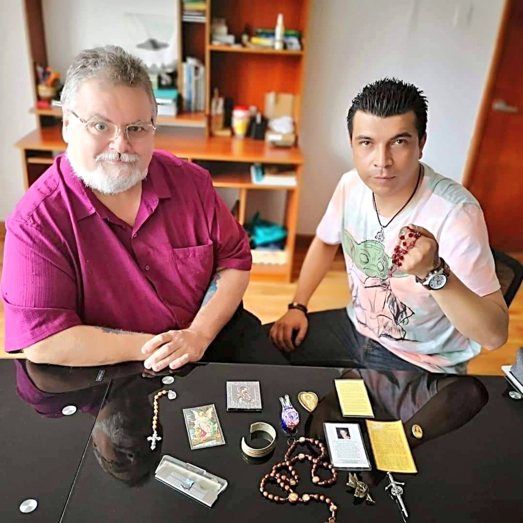 heurdek's tweet photo. El mal jamás tendrá más poder que el rayo poderoso de la luz @Alexurantia @isabelgmora me encanta verlos con @Chrismckin #WarrenFiles descendiente de Ed y Lorrain #ElConjuro Los reales rosarios con los que enfrentaron el mal @AcademiaUrantia Felicitaciones los mejores❤️🇨🇴 https://t.co/MCw3OANXhf