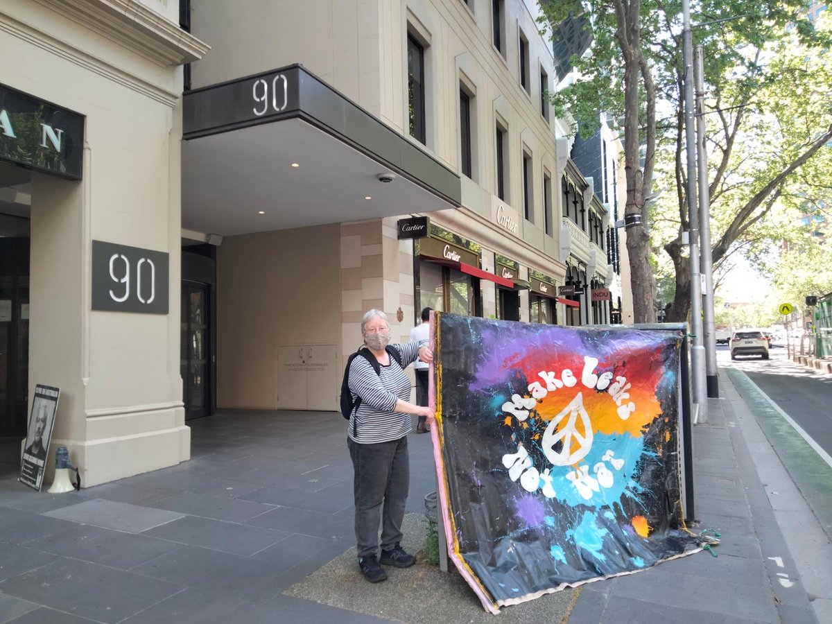 Melbourne4Wiki's tweet photo. Oct 22 at the British Consulate in Melbourne. Solidarity with all supporters fighting for truth & justice. We must #DefendWikiLeaks. Lets #MakeLeaksNotWar and #FreeAssangeNOW!
@jillyfrees @Lau51264848 @Candles4Assange @Assange_libre https://t.co/dxf9Pi5jZS