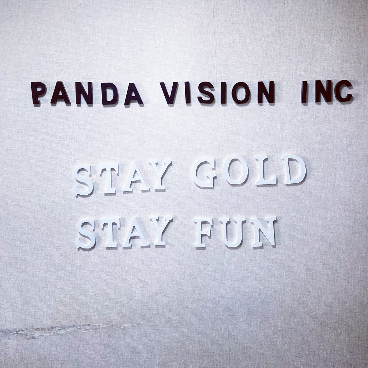 sanoatsu0811's tweet photo. 会社の壁に弊社スローガンを追加しました!#STAYGOLD #STAYFUN いつまでも輝いて生きよう! いつも笑って生きろ!という意味を込めてます。代々木にお立ち寄りの際には弊社までぜひ足をお運びください。 https://t.co/kYtglvs1H9