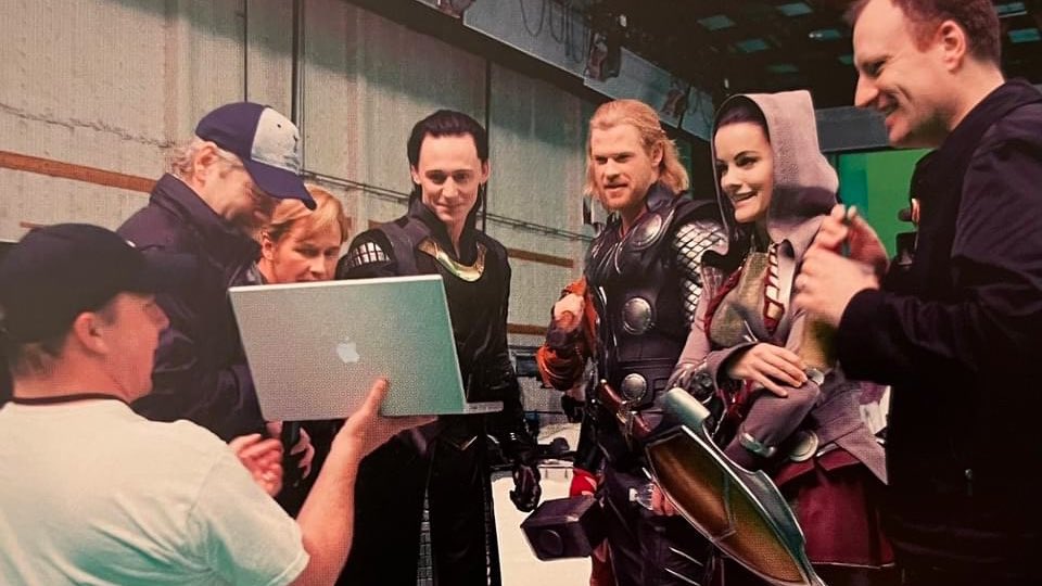 taanfiction's tweet photo. Tom Hiddleston as Loki behind the scenes is just magnificent.🤍🎬 https://t.co/MmFUkmCfop