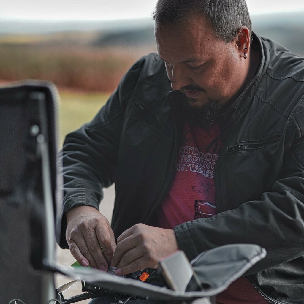 DJI_FPV_DE's tweet image. Unser Arno - Voll in seinem Element und heute kaum in der Lage zu schmunzeln vor Aufregung. Er fliegt heute zum ersten mal seine #iFlight #Nazgul5 nach dem Umbau zu #digitalfpv mit seiner nagelneuen #djifpvgogglesv2 

#djifpvde