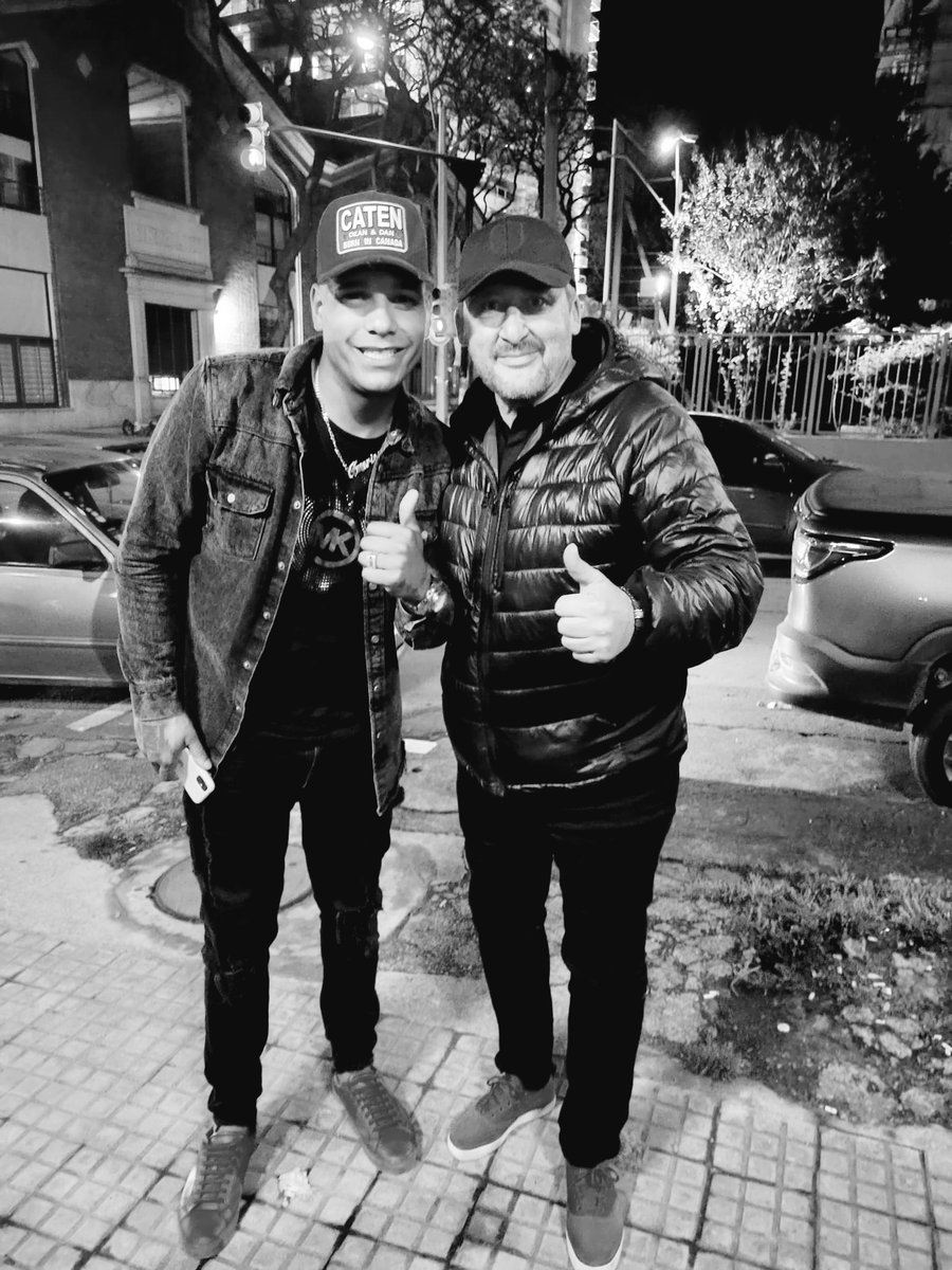 GRUPOTESTA's tweet photo. Linda noche de sábado para dársela en la pera...

Si mañana salen temprano a correr tipo 8:30 por #Atlantida me traen  biscochos de la #BAIPA...?

Con mi amigo "Américo"

Apoyando a la música tropical  🎶 https://t.co/OrmacGJPjy