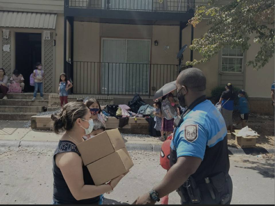 SRHAITIORG's tweet photo. Be the Light!💡🌟

Remember, you never know who is looking for HIS light in the midst of their storm. ~ Alita Reynolds 

#scatteringresources #communitylove #givingback https://t.co/BU03En7Eep