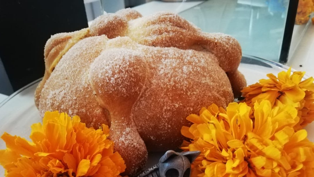 Nuestro Pan de Muerto de Masa Madre Tiene un profundo sabor a Mantequilla con Toques de Naranja y Azahares. Y que mejor que acompañarlo con un chocolate Artesanal de Tabasco. Les Invitamos a Probarlo
#PanDeMuertoChallenge #aldiabloconladieta
