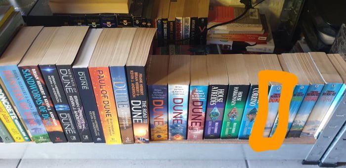 Dune es 2/3 de ese libro…y eso que faltan 2 libros en esta foto.