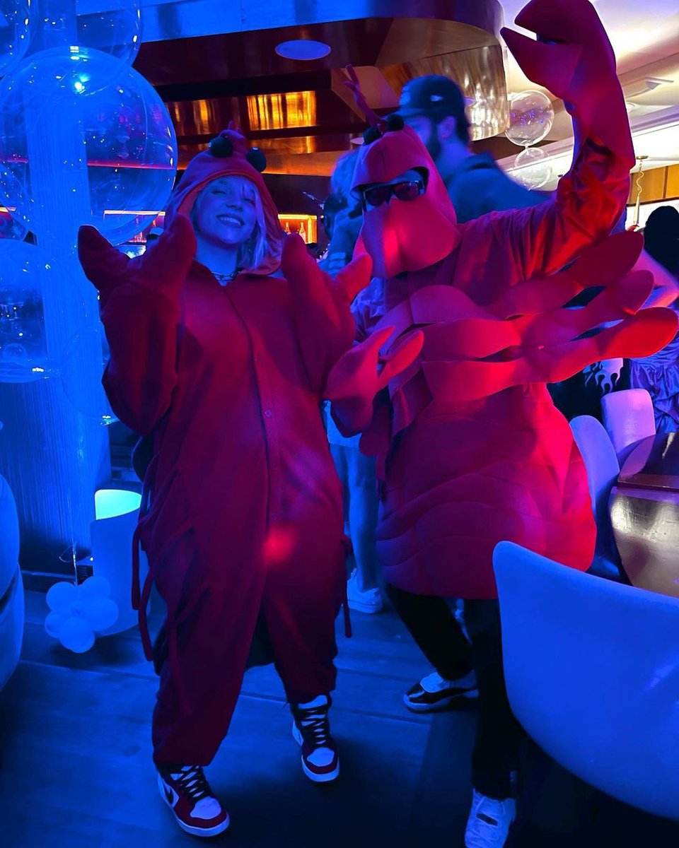 Kimbaloo5's tweet photo. Billie Eilish disfrazada de camarón en la fiesta de Doja Cat me da 1000 años más de vida ❤️🦞#BillieEilish #DojaCat https://t.co/7M5XJa74Wk