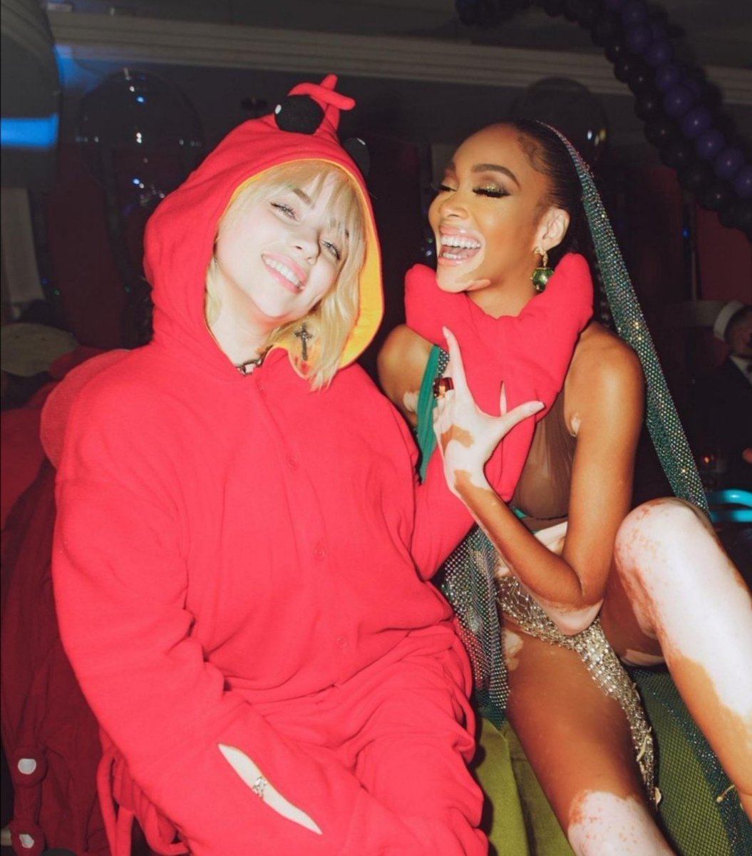 Kimbaloo5's tweet photo. Billie Eilish disfrazada de camarón en la fiesta de Doja Cat me da 1000 años más de vida ❤️🦞#BillieEilish #DojaCat https://t.co/7M5XJa74Wk