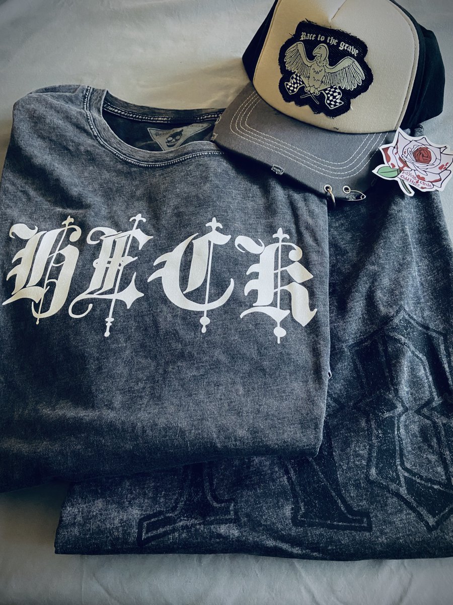 Tacoking286's tweet photo. I picked up some cool stuff from @Mort3mer's stall at the Oddities flea market! She was super nice to me and my sweaty dad lol. Even if I forgot to mention I knew her from Game Grumps... 😅💀 https://t.co/1KNu9OtlUf