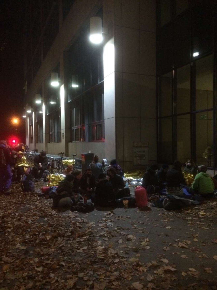 01:50 aktuell 2 Schauplätze:
(1) gut 35 Aktivisti in Gesa TDamm, 50x Support davor, Stimmung draußen fetzt! 😚
Drinnen #Polizeiproblem &amp; #Polizeiwillkür 🤬
//
recently 2 locations:
(1) about 35 ppl in TDamm, arbitrariness inside, but awesome Support outside

#IhrLasstUnsKeineWahl