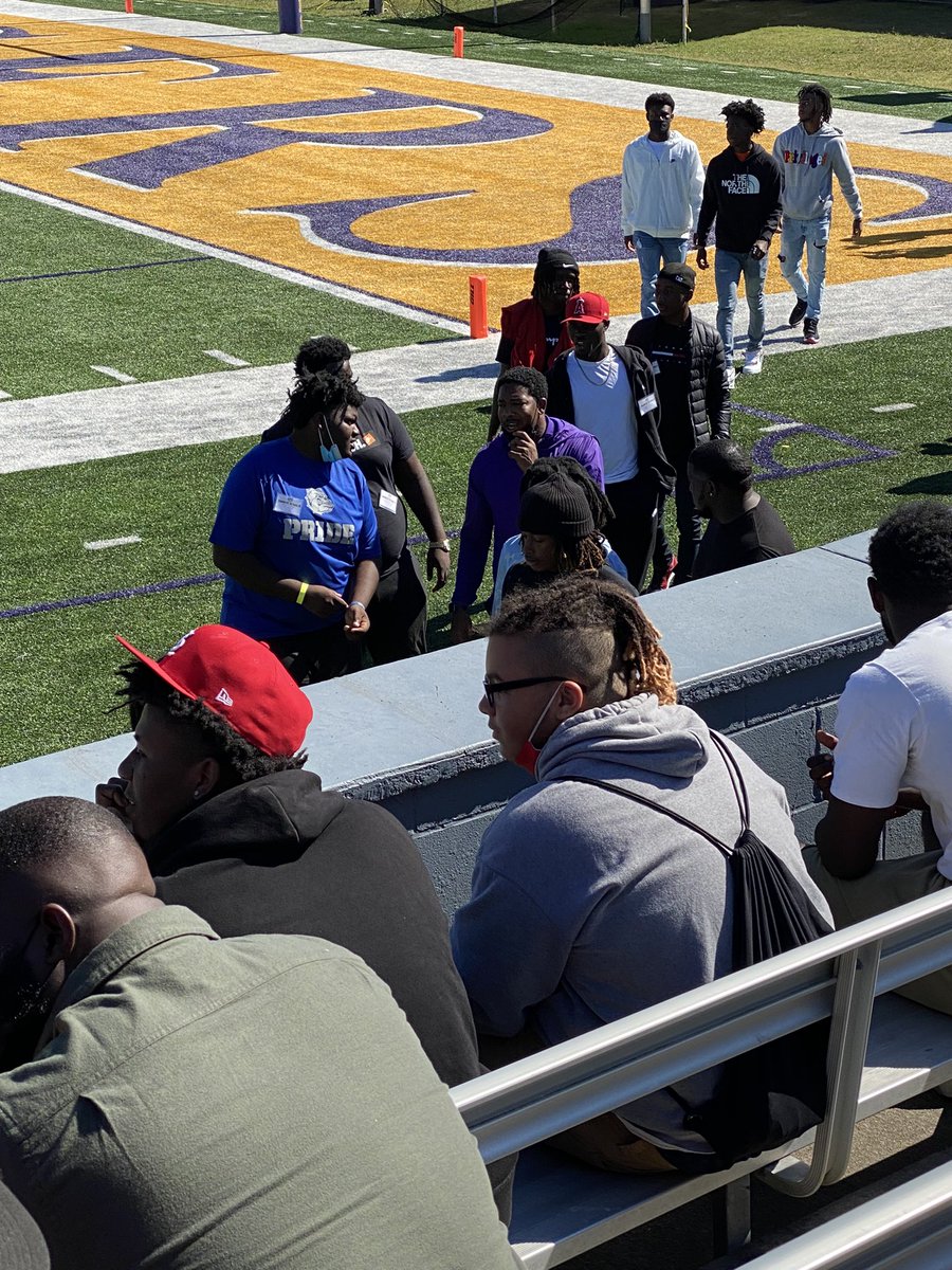 gaines_antwan's tweet photo. Thanks for the invite @CoachEricMiller!! @DBryant18 @CoachTVhook @Godzilla803 @bigneal51 @CheenoGreen @ProspectsGloba1 @PremierSportsSC https://t.co/4SBNOTEmt1