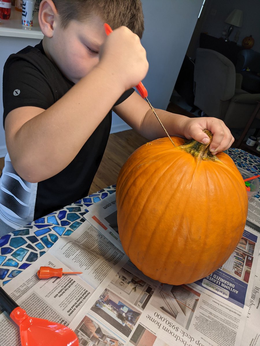 EllermanLindsay's tweet photo. Pumpkin carving. π§‘π€πΈοΈπ·οΈπ #fall #Ellerman2021 @CoachEllerman https://t.co/cdAkJPsXiu