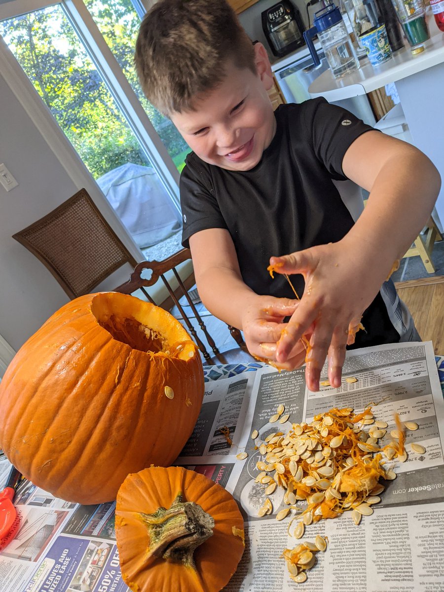 EllermanLindsay's tweet photo. Pumpkin carving. π§‘π€πΈοΈπ·οΈπ #fall #Ellerman2021 @CoachEllerman https://t.co/cdAkJPsXiu