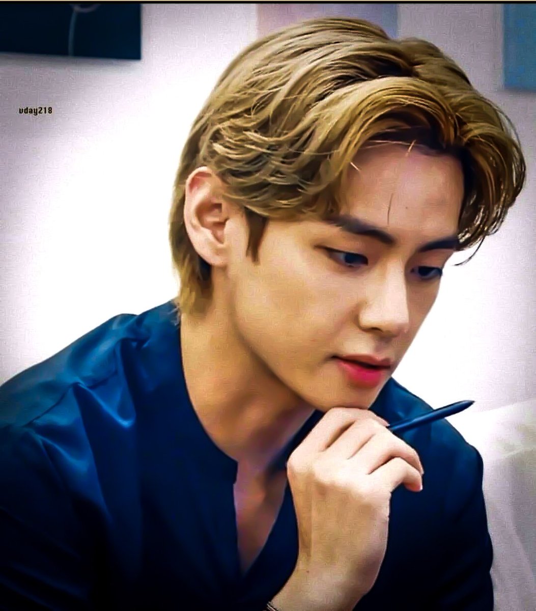 apoczlypse's tweet photo. ᅟ
ᅟ
 ──  ،Meus alunos tiraram fotos de mim enquanto eu estava concentrado em algo que já não me recordo, e hoje acabaram me enviando. Confesso que gostei bastante de ambas, esse ângulo me favorece. 
ᅟ
ᅟᅟ https://t.co/fIMet3Ausv