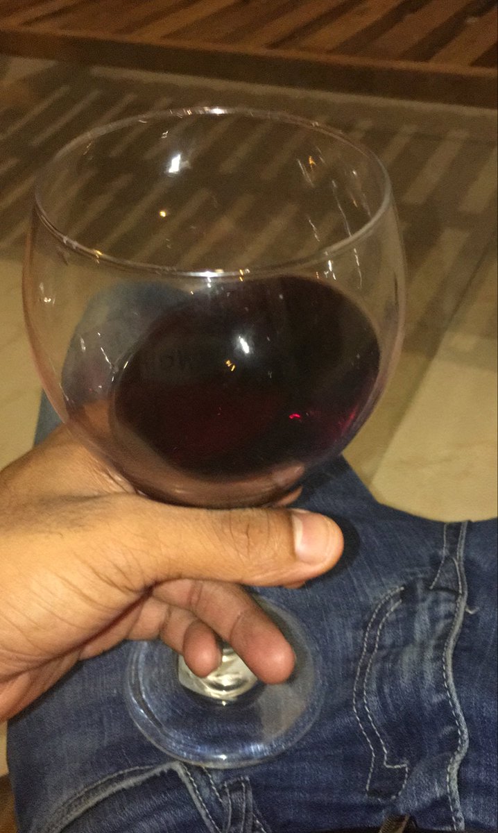 tarling_baez's tweet photo. Un buen trago https://t.co/EyG42MIymV