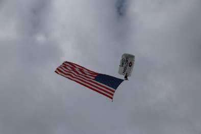 teamfastrax's tweet image. Earlier today #AmericasSkydivingTeam had an #OnTimeOnTarget performance at Navy-Marine Corps Memorial Stadium as @NavyFB took the field against @GoBearcatsFB  

This performance was dedicated to Marine LCpl Sean Neal who died 10/23/2014 while supporting Operation Inherent Resolve