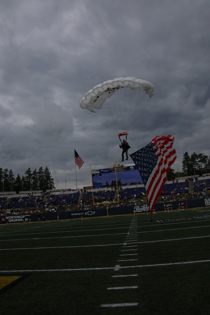 teamfastrax's tweet image. Earlier today #AmericasSkydivingTeam had an #OnTimeOnTarget performance at Navy-Marine Corps Memorial Stadium as @NavyFB took the field against @GoBearcatsFB  

This performance was dedicated to Marine LCpl Sean Neal who died 10/23/2014 while supporting Operation Inherent Resolve