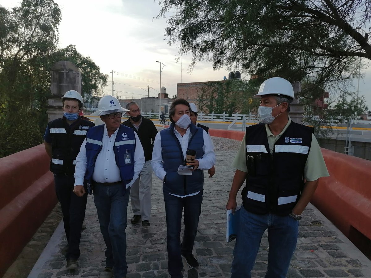 ObrasAgs's tweet photo. Esta mañana el titular de la #SOP José de Jesús Altamira, llevó a cabo una gira de supervisión en las obras que se realizan como son el Distribuidor Vial Pulgas Pandas,  Puente Camino a San Ignacio y la Arena San Marcos, con el fin de conocer y verificar los avances. https://t.co/Wq9rZKK2Eb