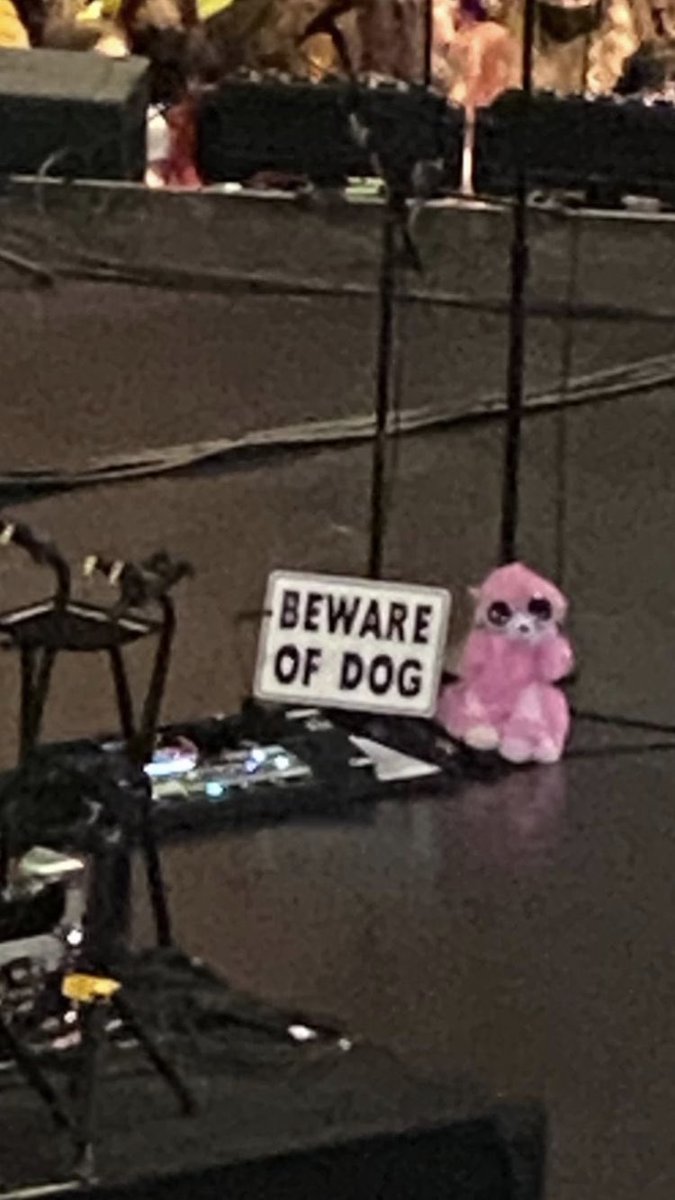 mitamforeverr's tweet photo. Nobody is fuckin alive but there is a fuckin teddy next to the beware of dog sign. We really are going back to 2015. #rbbandsbb #rainbowbears #HarryStyles #LoveOnTourUncasville #LouisTomlinson https://t.co/MwKOEGUSoz