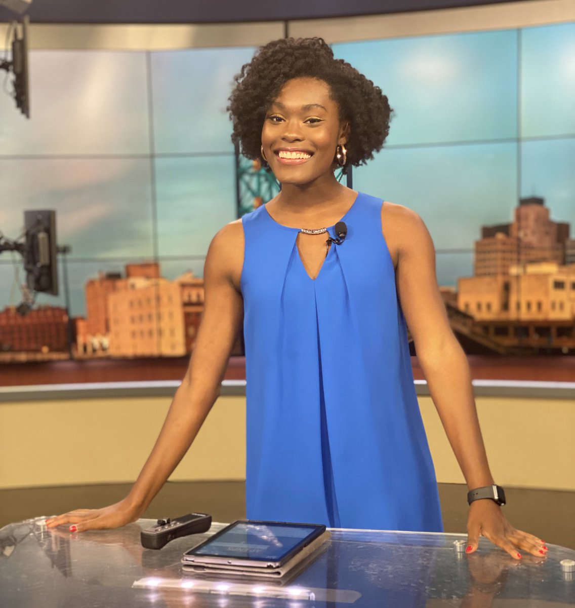 destineetv's tweet photo. You’ve probably seen me filling in for our weekend evening shows for the past few weeks. But today’s 6pm show marked my first official show as your new weekend evening anchor! I am SO excited to be back on full weekends! Here’s to a new chapter @KSLA https://t.co/mPIntrTbXE