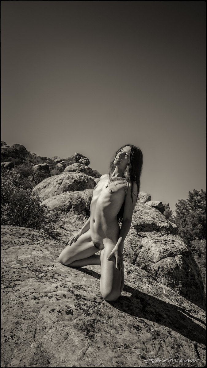 Shot this one in natural light with my #Leica #MelodyWylde #Nudes... 