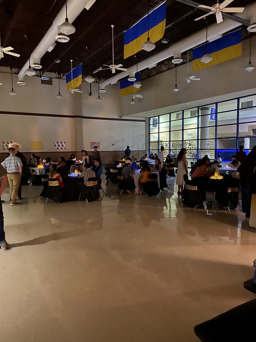 TIVYHS's tweet photo. Homecoming Day 6! Students wanted a Homecoming Dance and Student Council made it happen! #letsmakeitathing #tfnd #tivybest @kerrvilleisd @BalserShelby https://t.co/Q2wxjloPcI