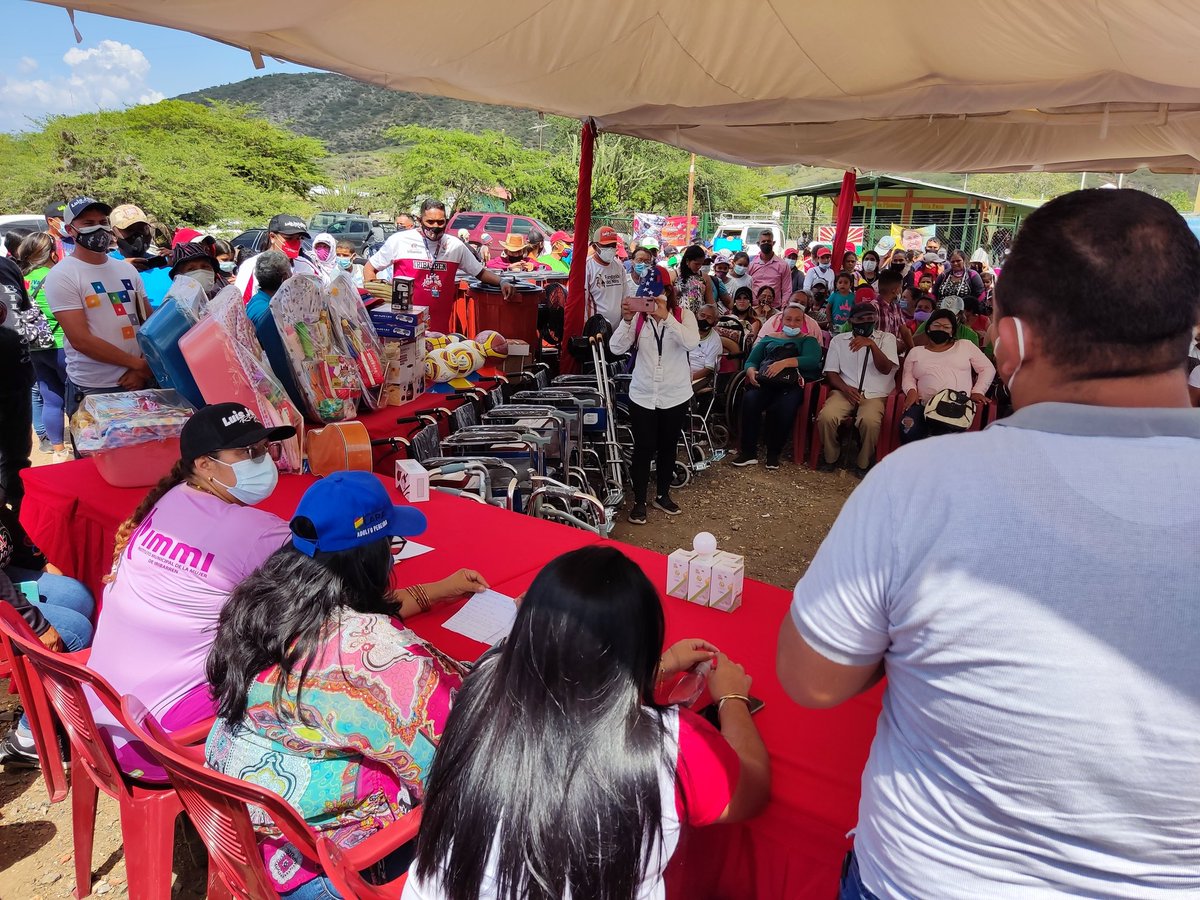 GuaraLuisJonas's tweet photo. #Enterate 🚩 | Gabinetes de gobierno del alcalde @LuisJonasReyes se trasladaron a la comunidad Villa Rosa (pquia. Ana Soto) a fin de atender a personas víctimas de la guerra económica.
@ViceSocialT_ve
#23Oct
#BatallaPorLaPaz
#NaGuaraLuisJonas
#IribarrenTieneConQué https://t.co/dWtmqmdg1s