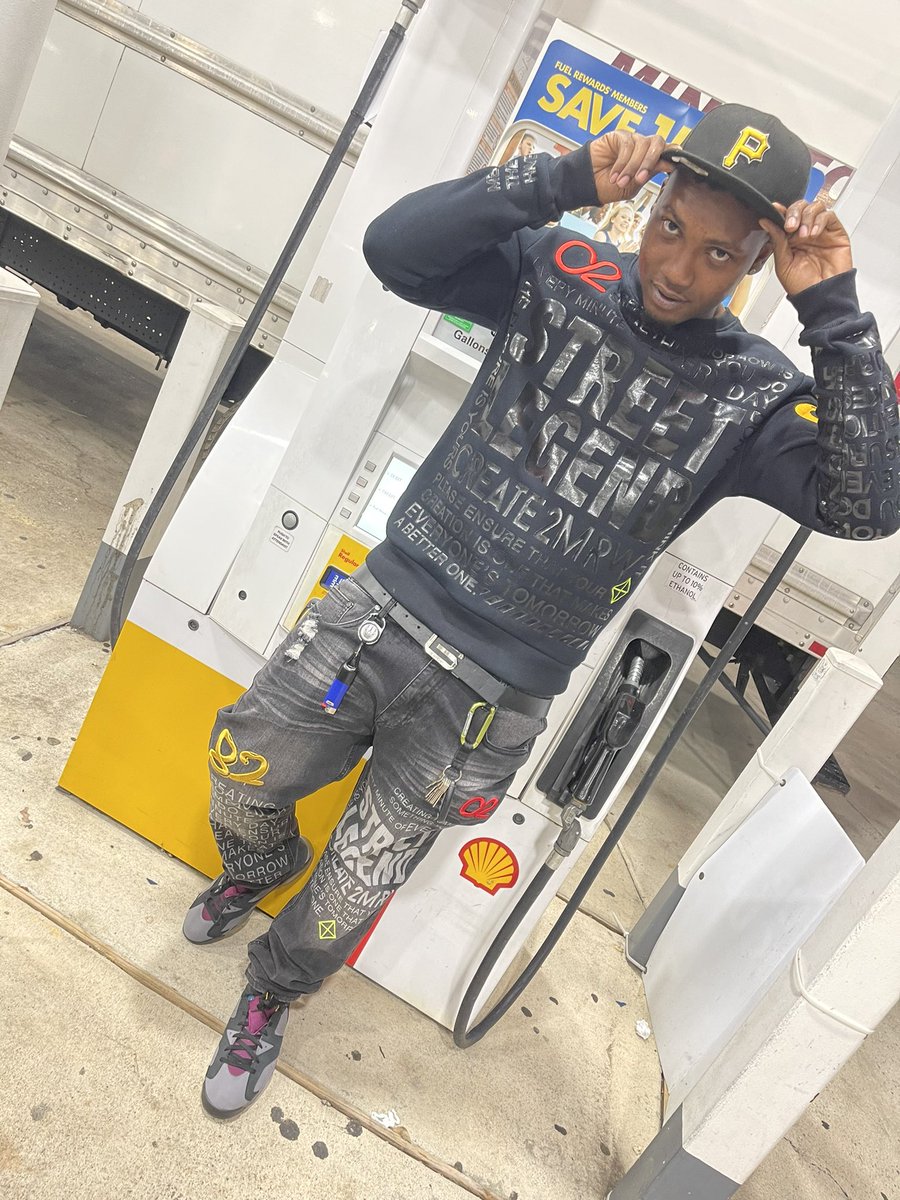 Trigga_ManDP's tweet photo. 🏚Trap or die I ain't never lived a lie Ask lake he ain't never seen me without that fire🔥Ask the streets they ain't never seen me go out sad🤙🏾Ask yo ho she ain't never seen me without a bag 💼
#ADG🌍🦅 #llmyloveones😇 https://t.co/e6ofkhBqvX