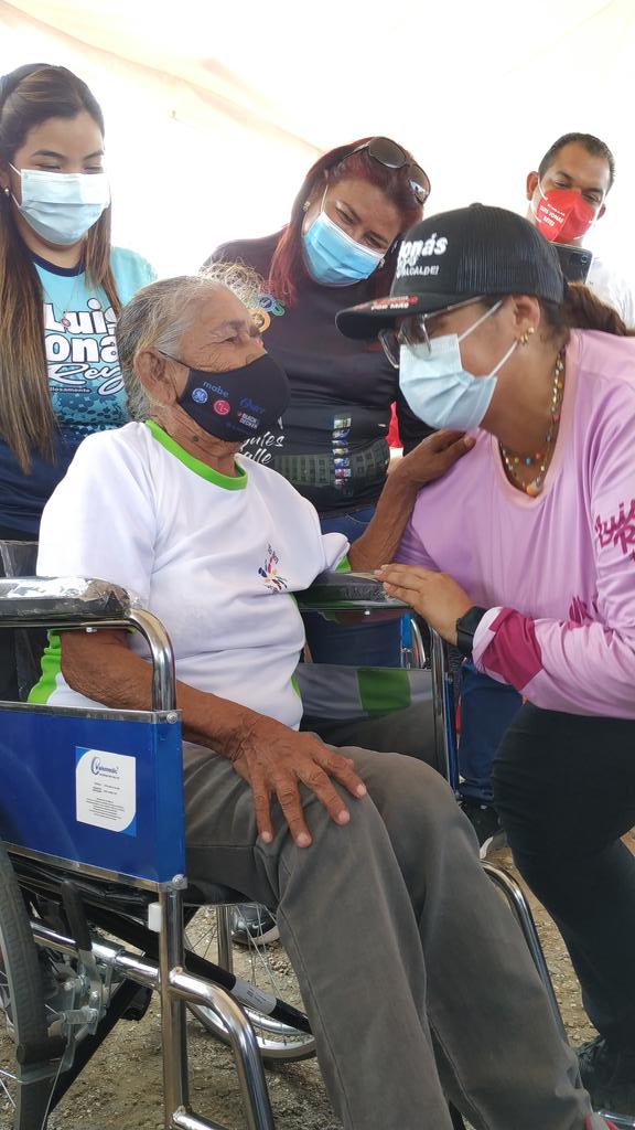 GuaraLuisJonas's tweet photo. #EnFotos 📸 | De esta manera alcalde @LuisJonasReyes dió respuestas a solicitudes colectivas y particulares hechas por habitantes de la comunidad Villa Rosa, en visita anterior del mandatario municipal a este sector.
@MervinMaldonad0
#23Oct
#BatallaPorLaPaz
#NaGuaraLuisJonas https://t.co/oyL5Kbg3GU