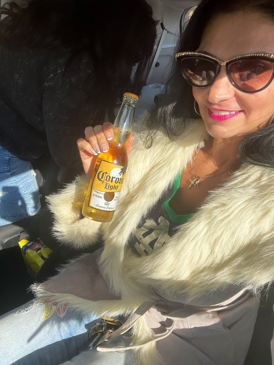Soulcrusher7161's tweet photo. #3pmThoughts 🍀 Today smells like alcohol + bad decisions...definitely tastes like "bad decisions" 🍀 #GoND Tailgate Time!! #PlaylikeAChampionToday 🍀sorry my niece azz photo bombed me!🤣 https://t.co/a6vR06W18w