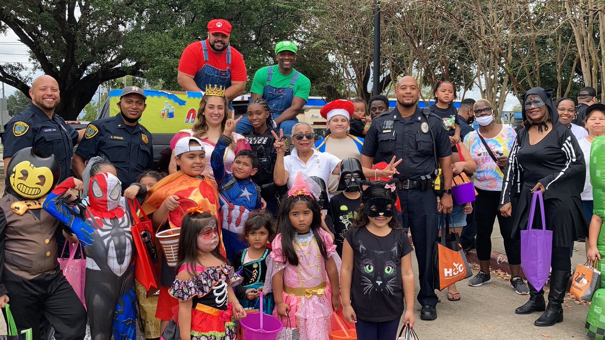 M0rganHPD's tweet photo. The Trunk or Treat event at South Central was a huge success! 

We gave out candy to the kids of the community and educated parents about Victim Services..

Oh! Did I mention that we had a little fun in the process?!?!

#relationalpolicing #HPDVSD 
@NorquintaG @JuliePleasant https://t.co/Zvru6xpJUh