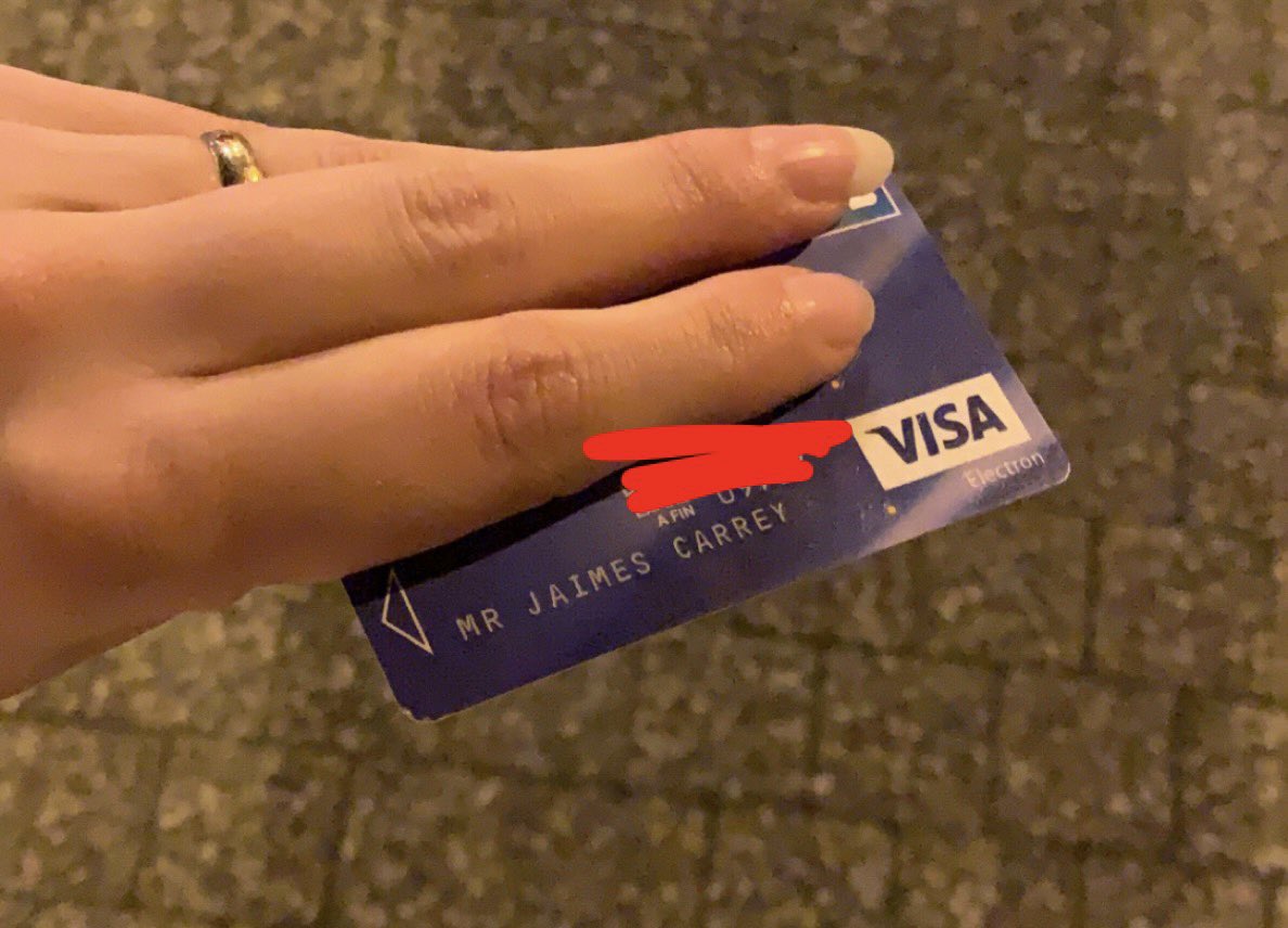 perrine_pn's tweet photo. Coucou #Limoges ! Ce soir dans la rue du vanity j’ai trouvé la carte bancaire d’un certain Jaimes Carrey ! Elle est en sécurité ! Rt pour l’aider à la retrouver ! https://t.co/MUT3ZVwF8I