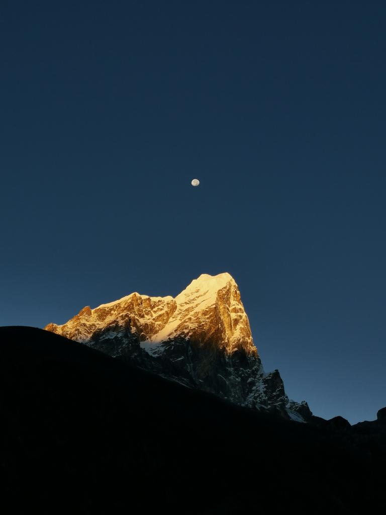 PureiDiott's tweet photo. Moon and Mountain
Mt. taboche view from pheriche 4200m
#moon
#Mountain
#Taboche
#Sunrise
#EverestTrek https://t.co/WRuCUydoRh
